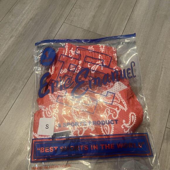 Medium red eric emanuel shorts - Picture 4 of 4